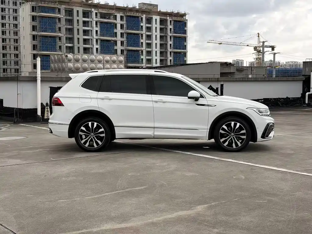 Volkswagen Tiguan L — фото 4