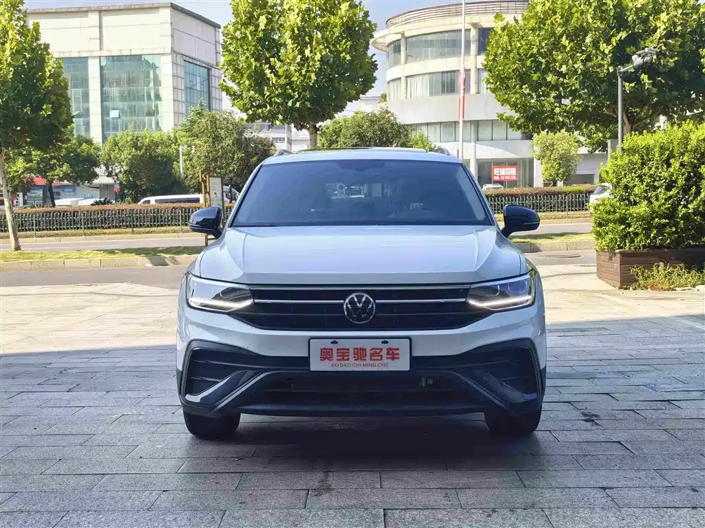 Volkswagen Tiguan L — фото 2