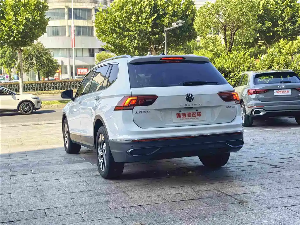 Volkswagen Tiguan L — фото 9