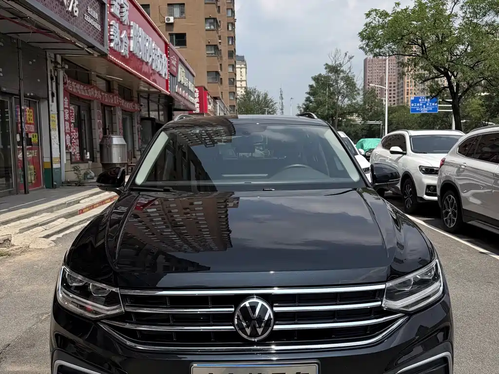 Volkswagen Tiguan L — фото 2