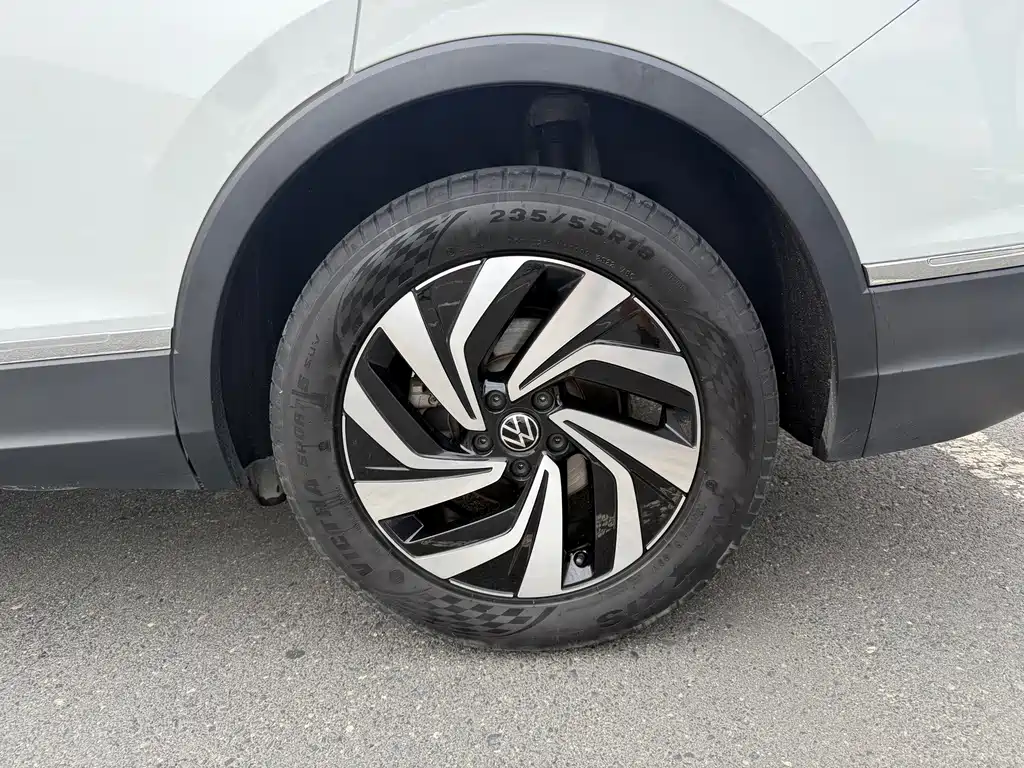 Volkswagen Tiguan L — фото 13