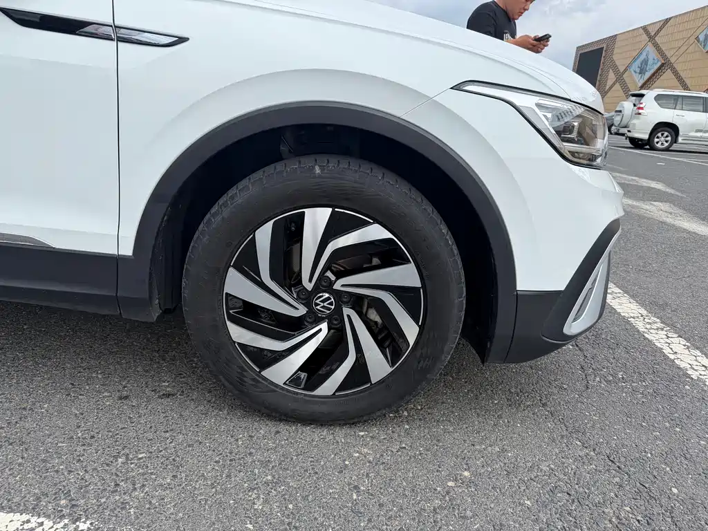 Volkswagen Tiguan L — фото 15