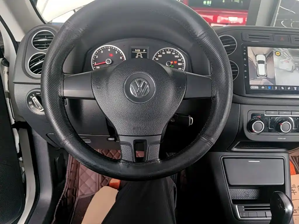Volkswagen Tiguan — фото 11