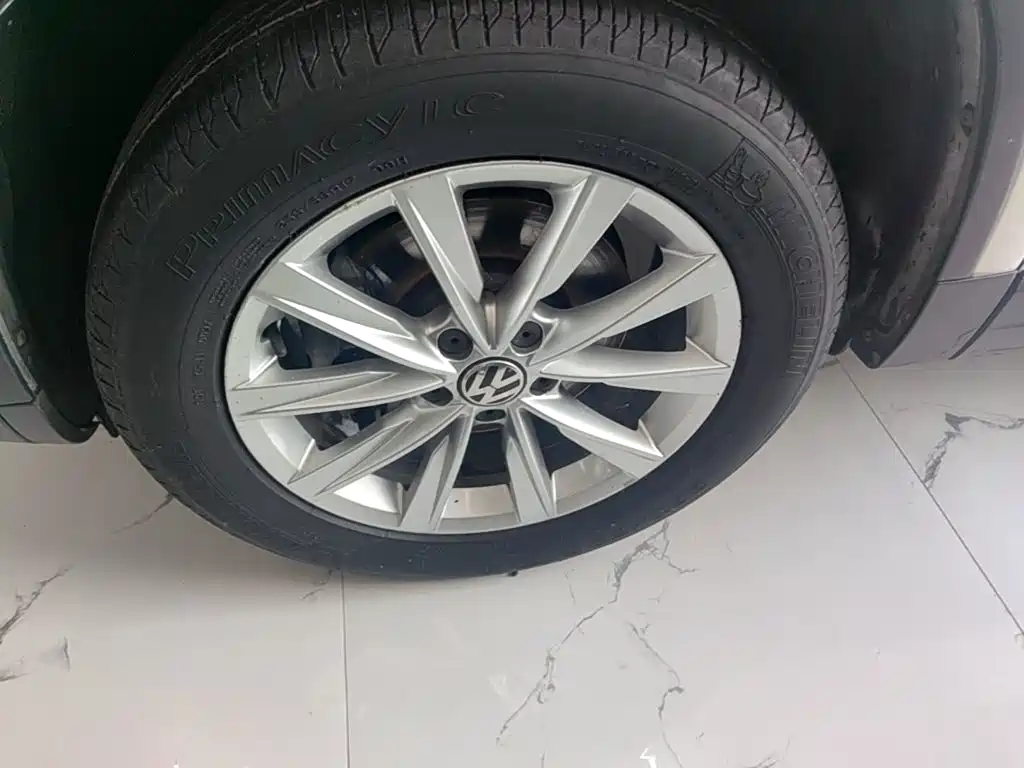 Volkswagen Tiguan — фото 23