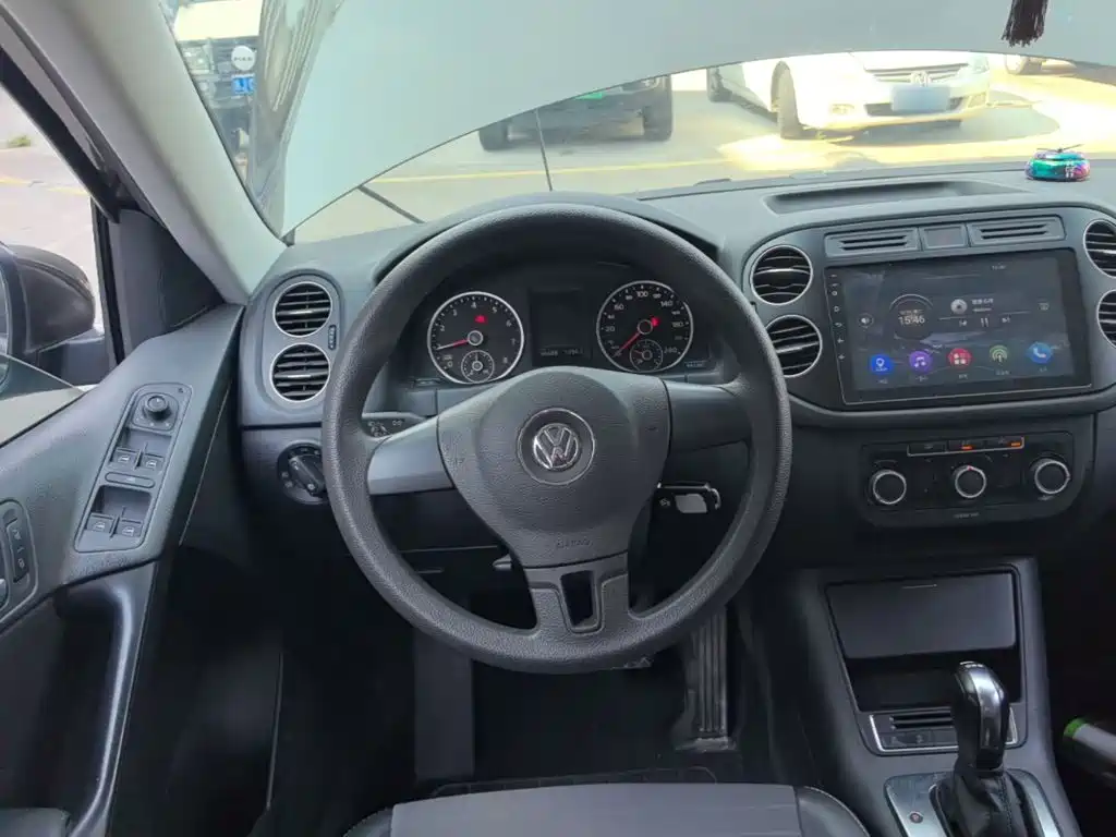 Volkswagen Tiguan — фото 11