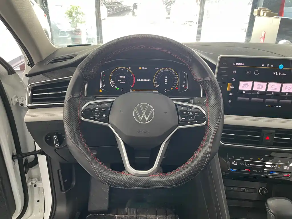 Volkswagen Tiguan L — фото 9