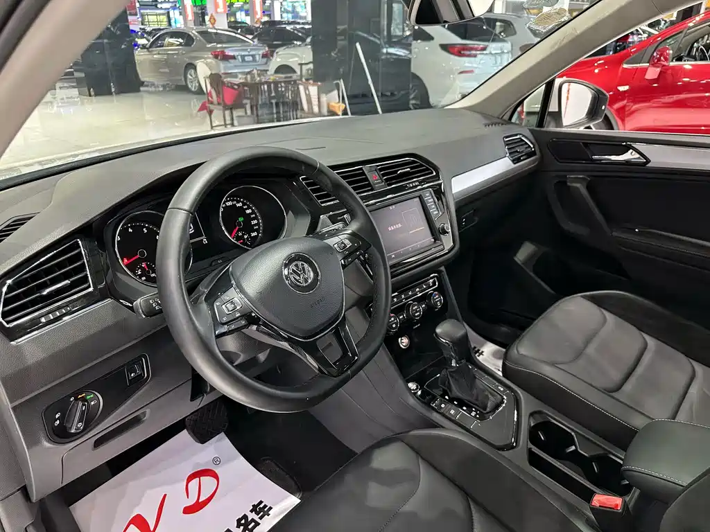 Volkswagen Tiguan L — фото 5