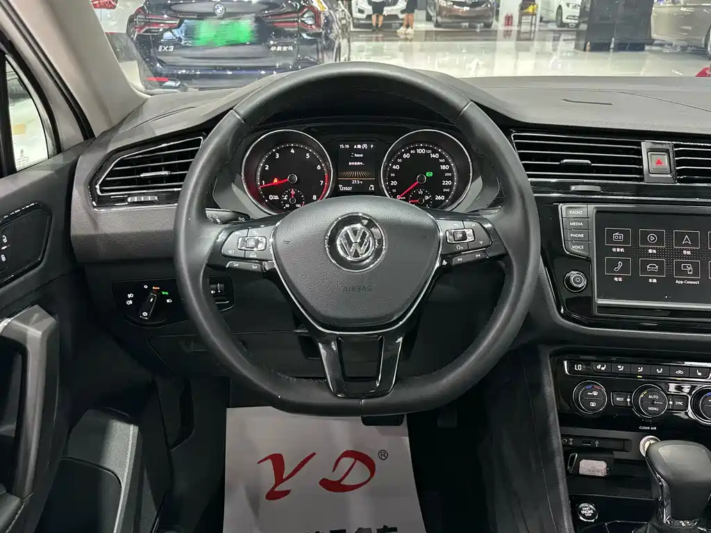 Volkswagen Tiguan L — фото 6