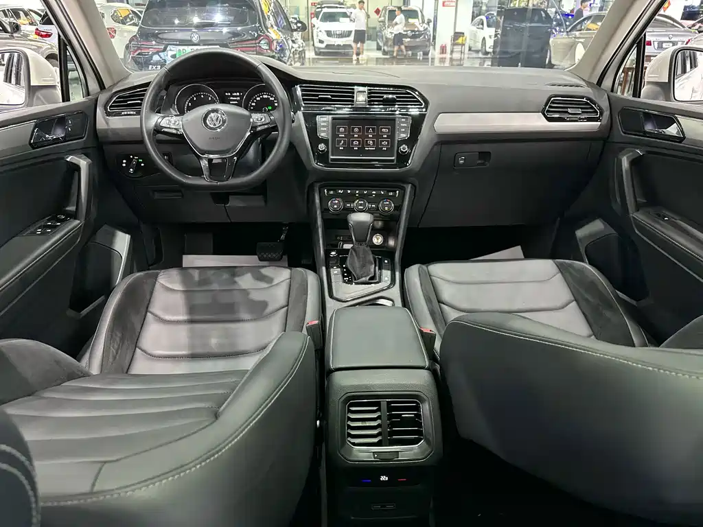 Volkswagen Tiguan L — фото 9