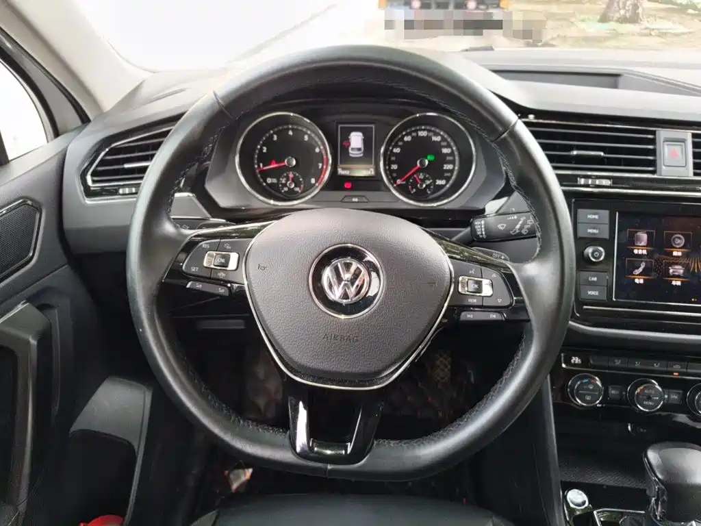 Volkswagen Tiguan L — фото 3