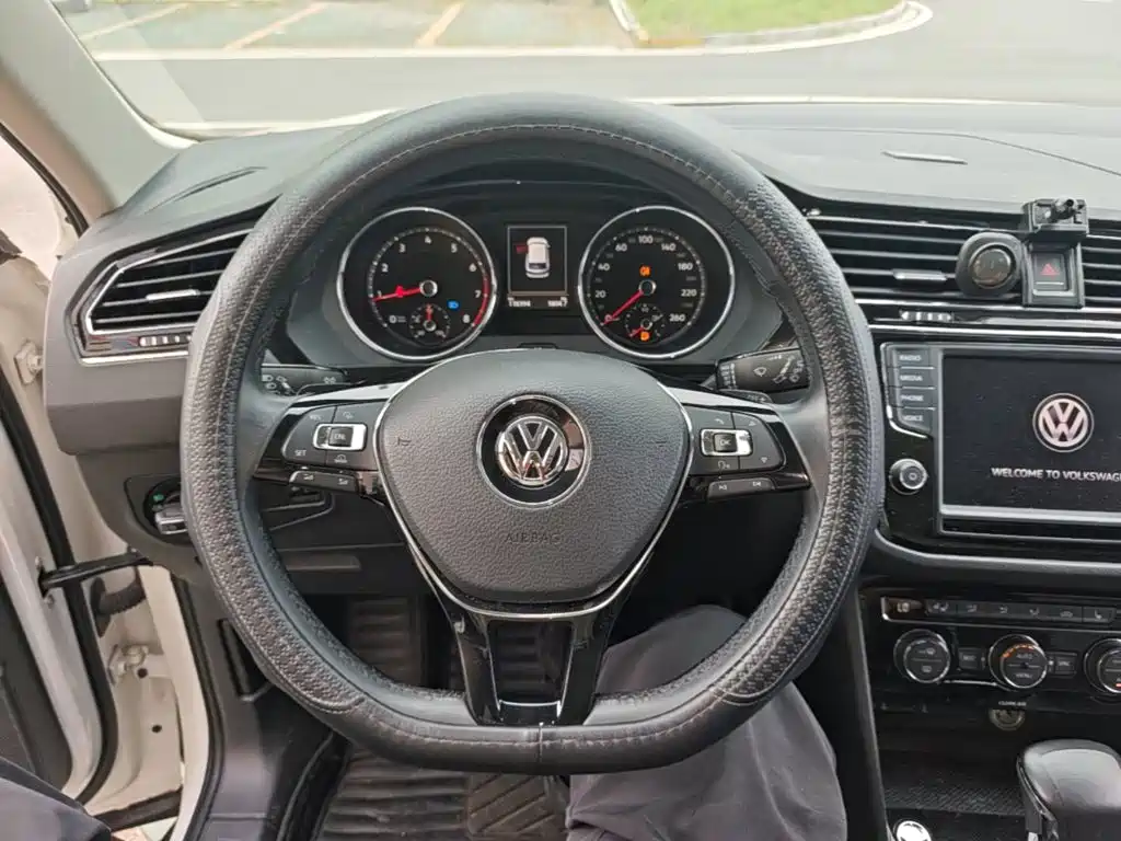 Volkswagen Tiguan L — фото 11