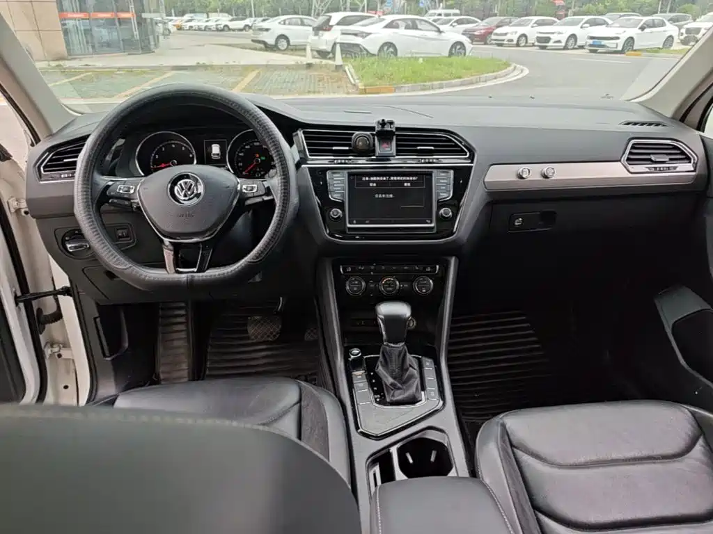 Volkswagen Tiguan L — фото 10