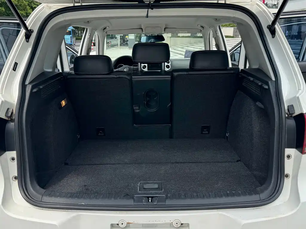 Volkswagen Tiguan — фото 13