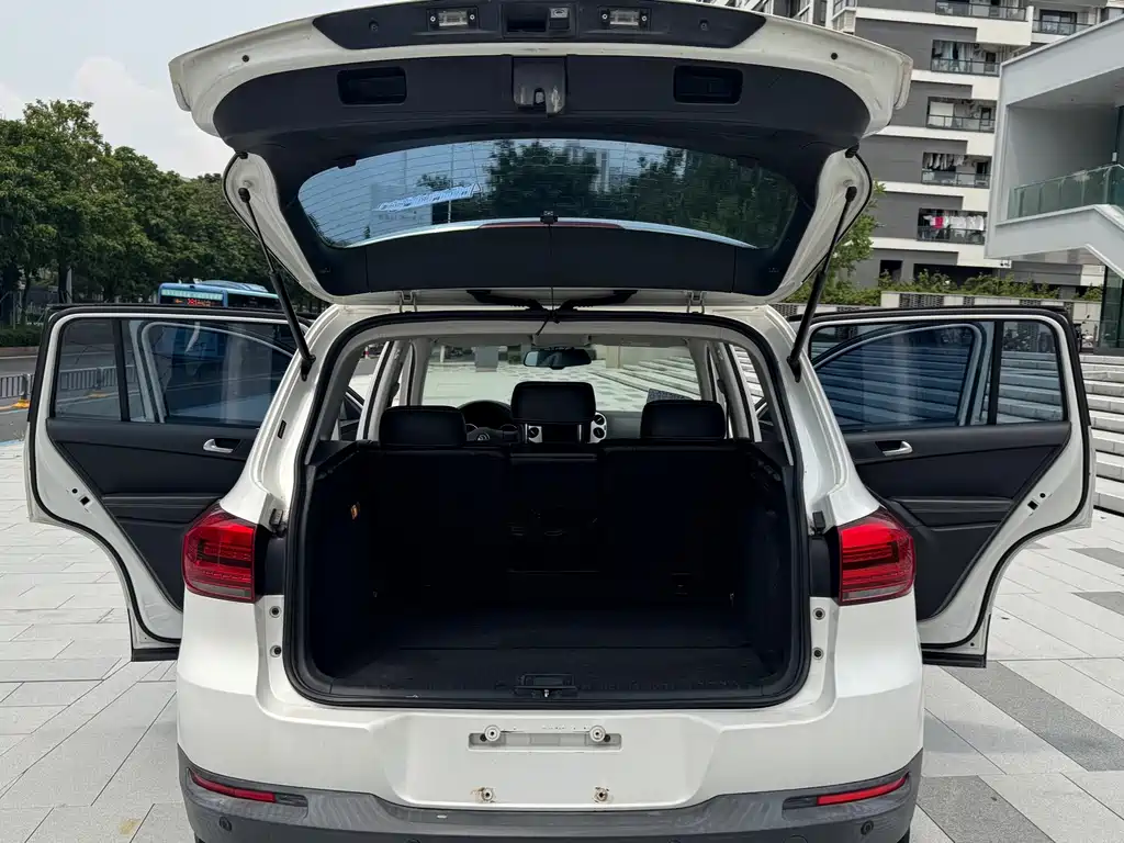 Volkswagen Tiguan — фото 14