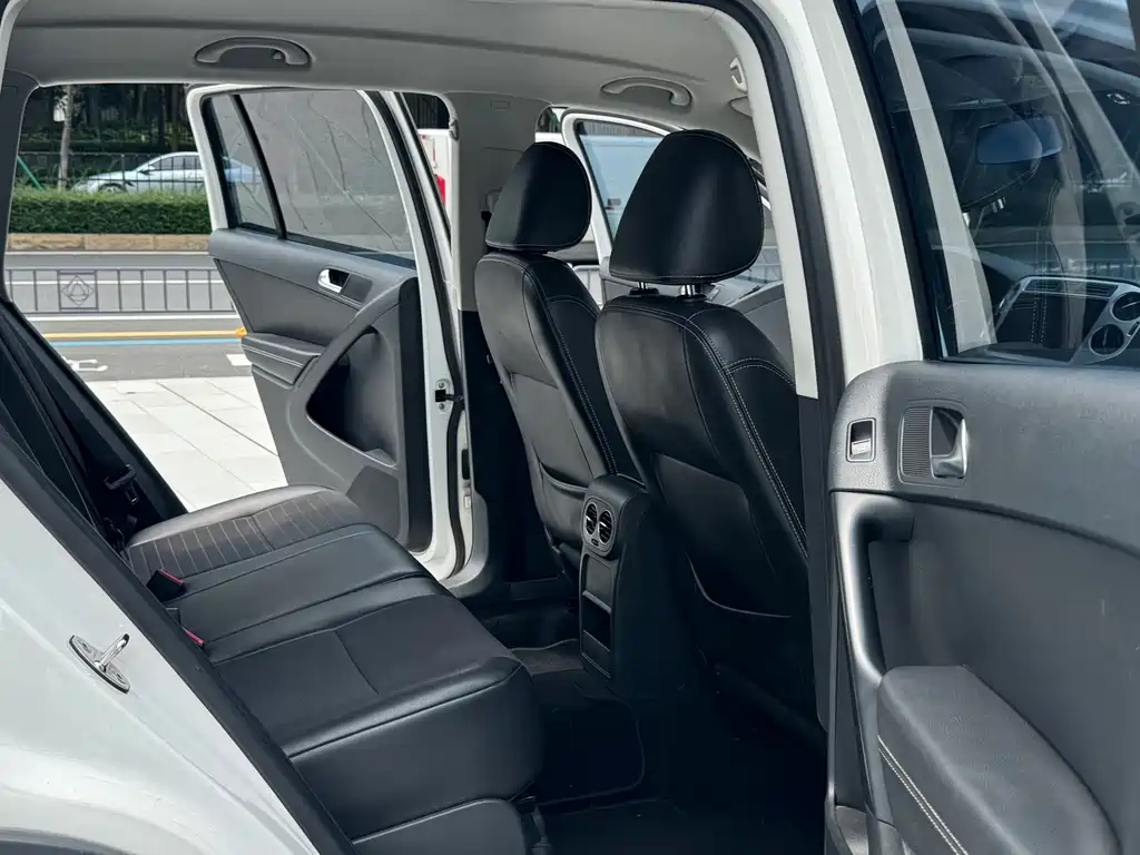Volkswagen Tiguan — фото 21
