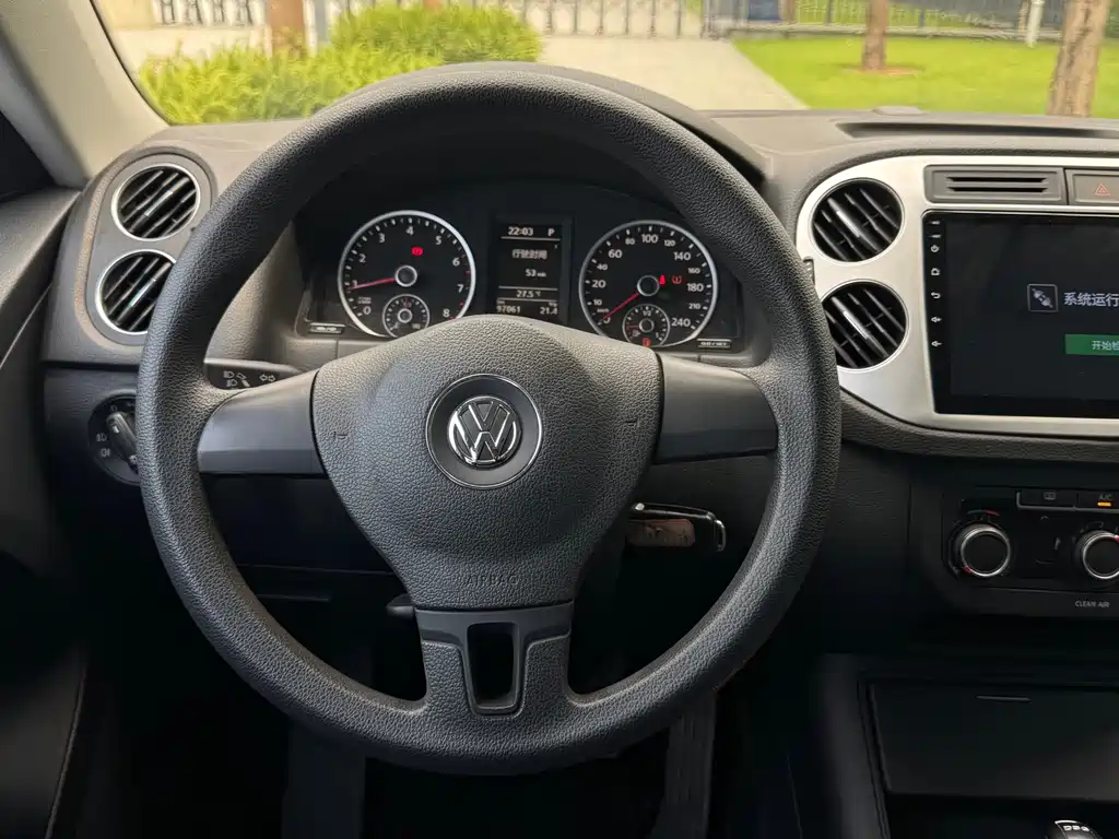 Volkswagen Tiguan — фото 4