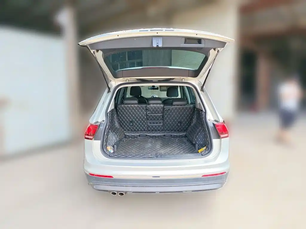 Volkswagen Tiguan L — фото 10