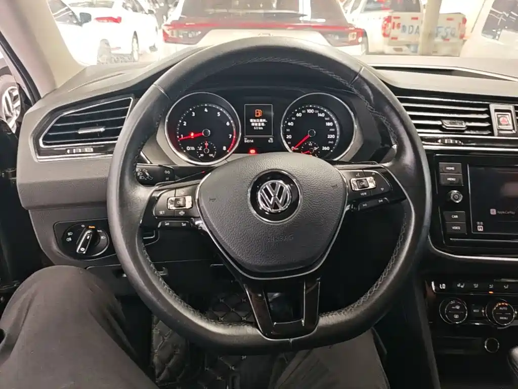 Volkswagen Tiguan L — фото 11