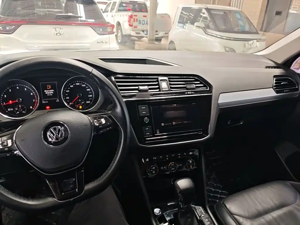 Volkswagen Tiguan L — фото 10