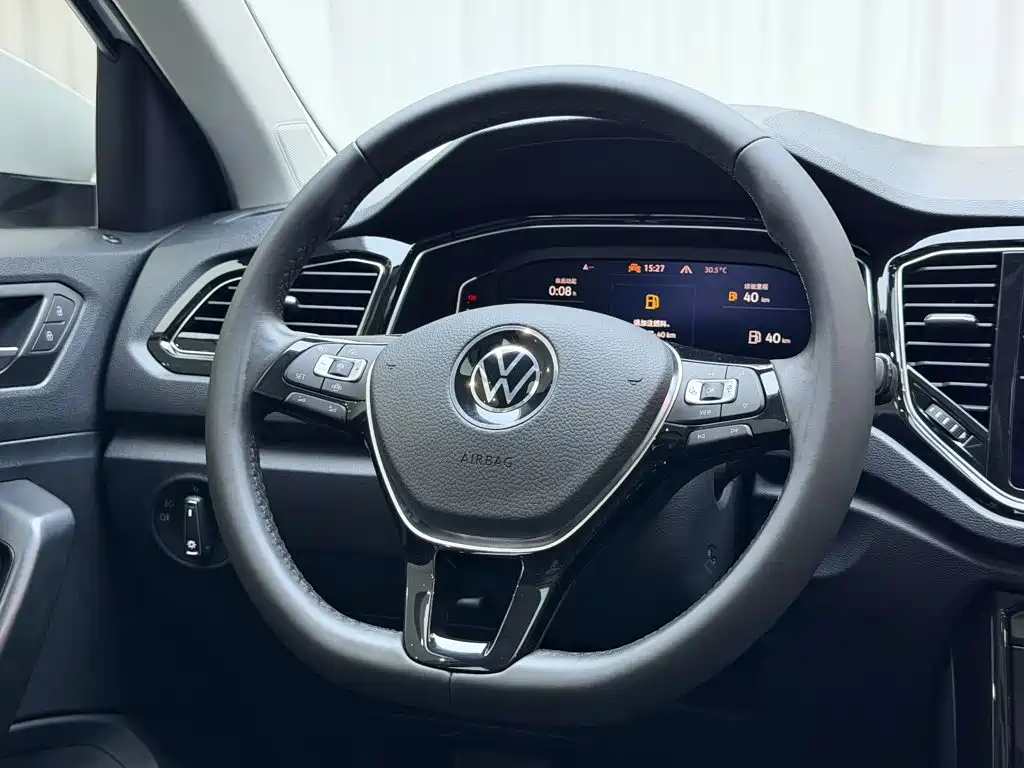 Volkswagen T-Roc — фото 8