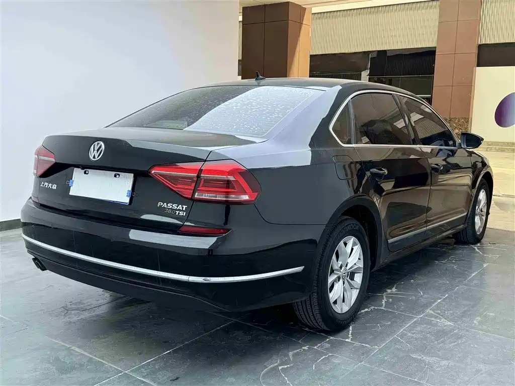 Volkswagen Passat — фото 13