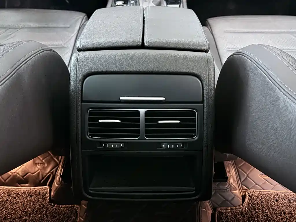 Volkswagen Touareg — фото 20