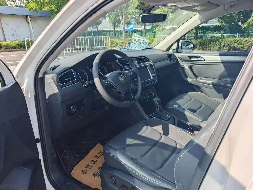 Volkswagen Tiguan L — фото 7