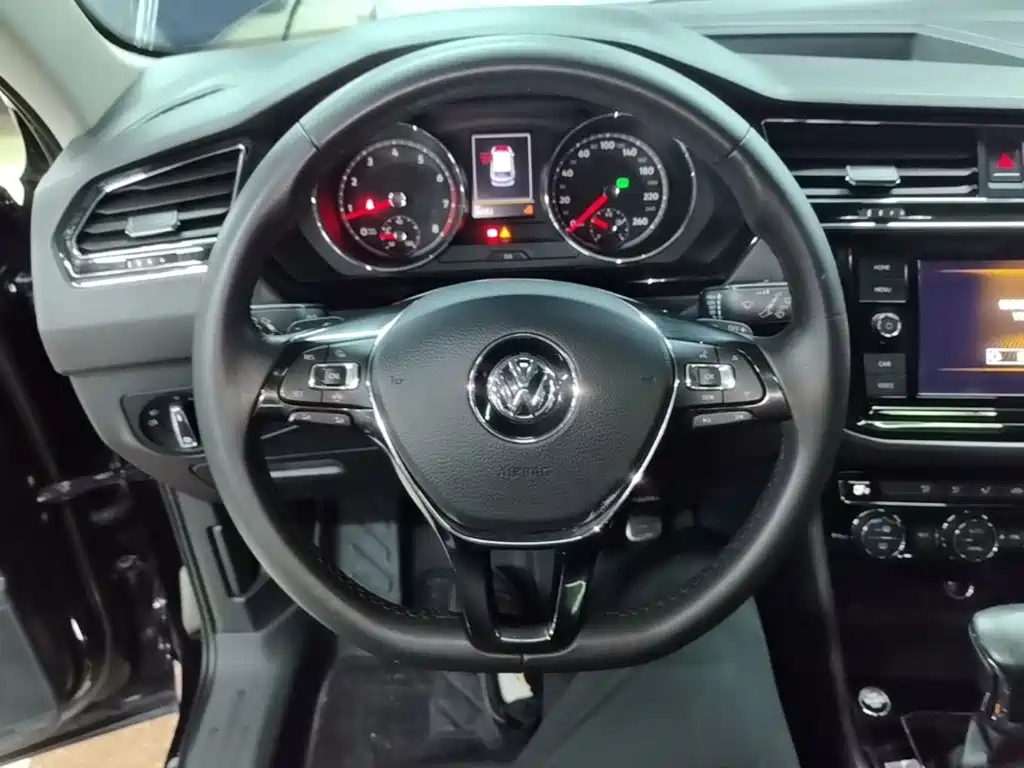 Volkswagen Tiguan L — фото 11