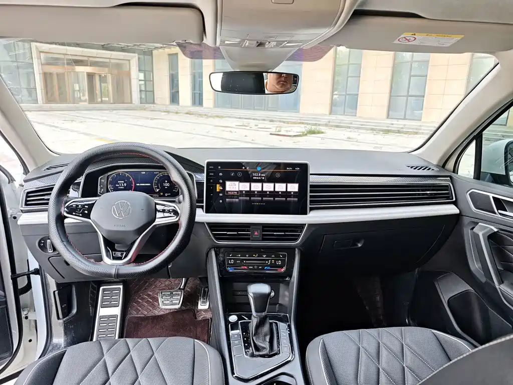 Volkswagen Tiguan L — фото 10
