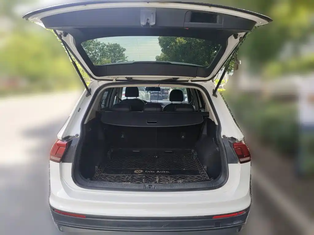 Volkswagen Tiguan L — фото 10