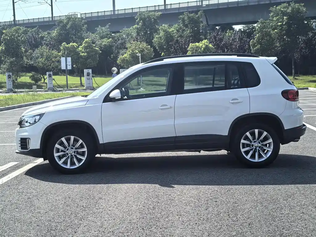 Volkswagen Tiguan — фото 8
