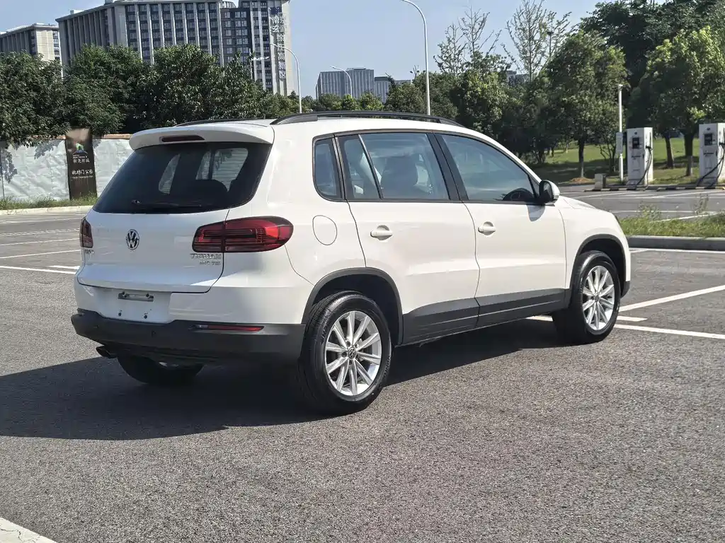 Volkswagen Tiguan — фото 9