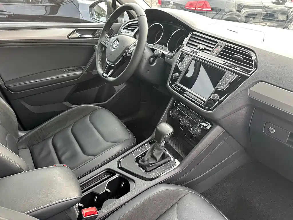 Volkswagen Tiguan L — фото 11