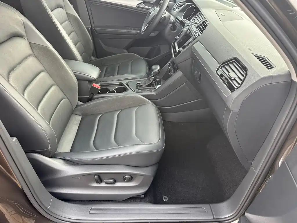 Volkswagen Tiguan L — фото 13