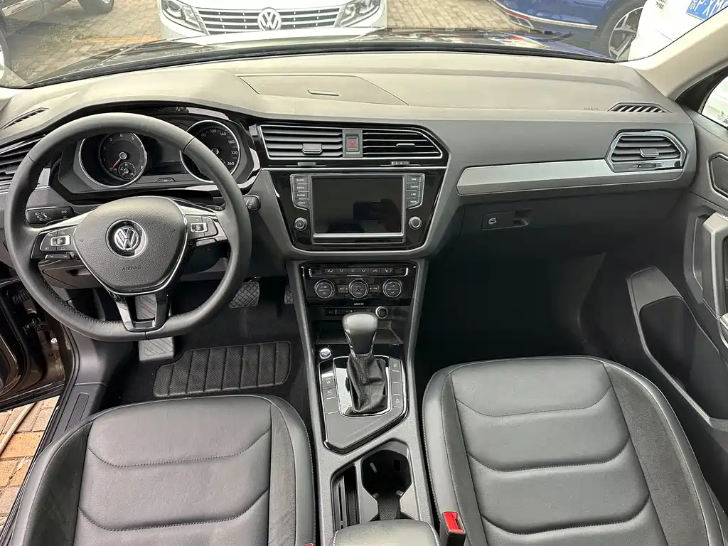 Volkswagen Tiguan L — фото 8