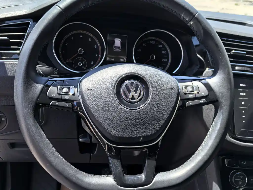 Volkswagen Tiguan L — фото 10