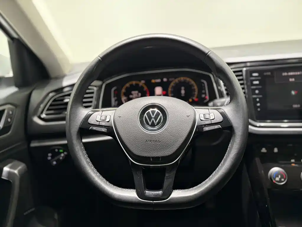 Volkswagen T-Roc — фото 9