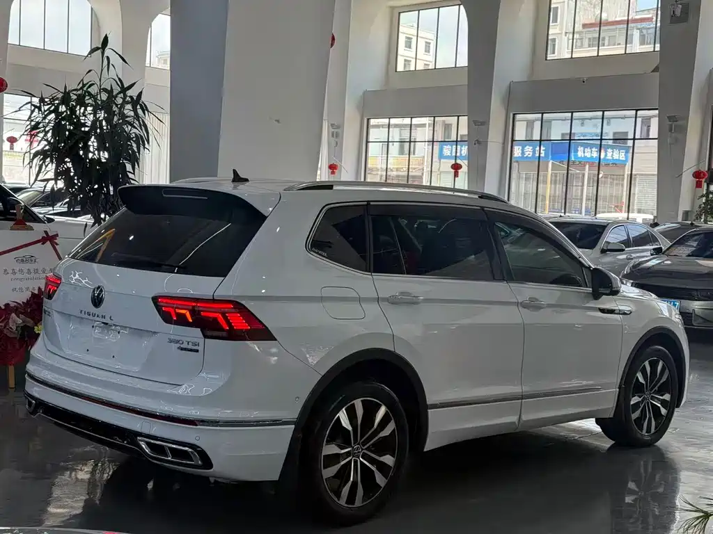 Volkswagen Tiguan L — фото 7