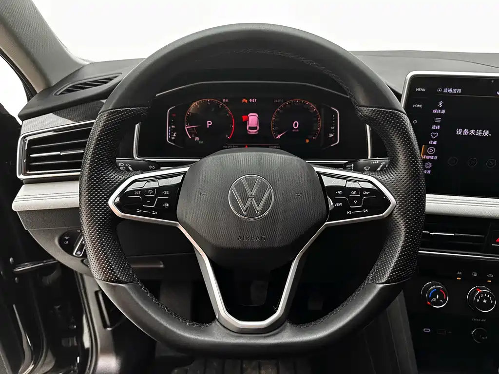 Volkswagen Tiguan L — фото 11