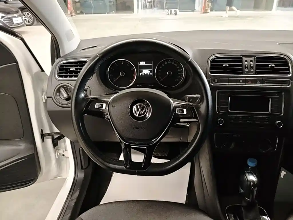 Volkswagen Polo — фото 11