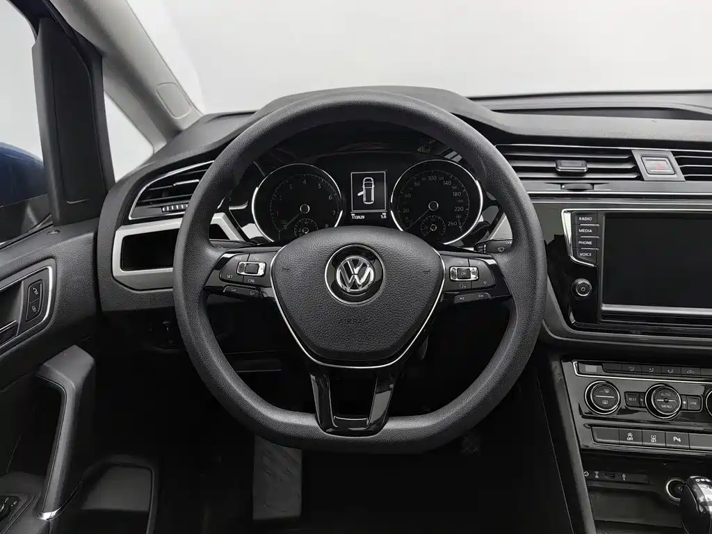 Volkswagen Touran — фото 11