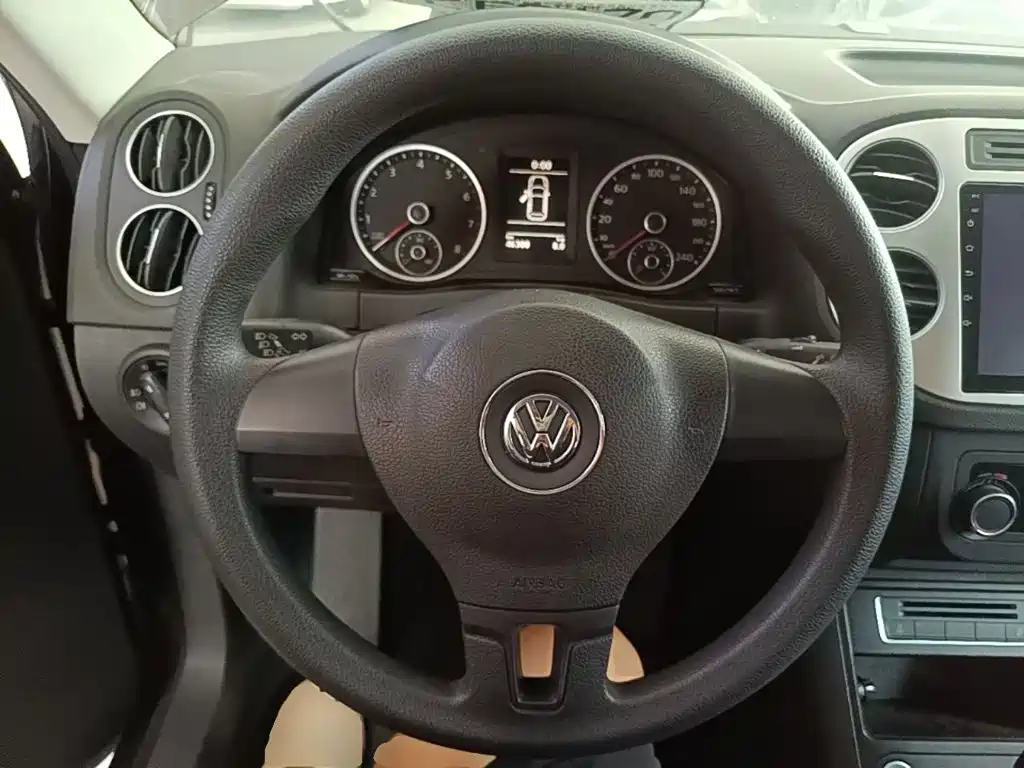 Volkswagen Tiguan — фото 11