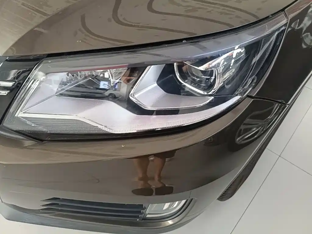 Volkswagen Tiguan — фото 24