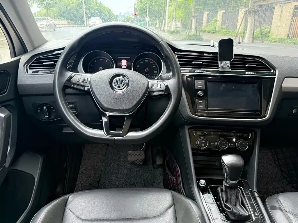 Volkswagen Tiguan L — фото 6