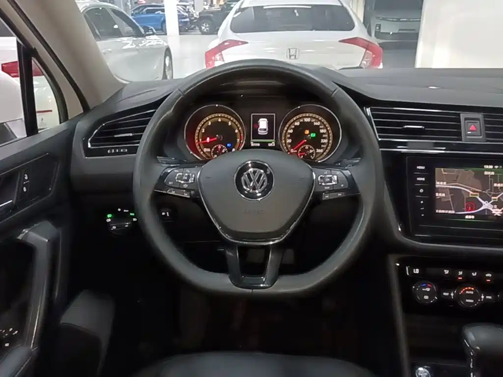 Volkswagen Tiguan L — фото 11