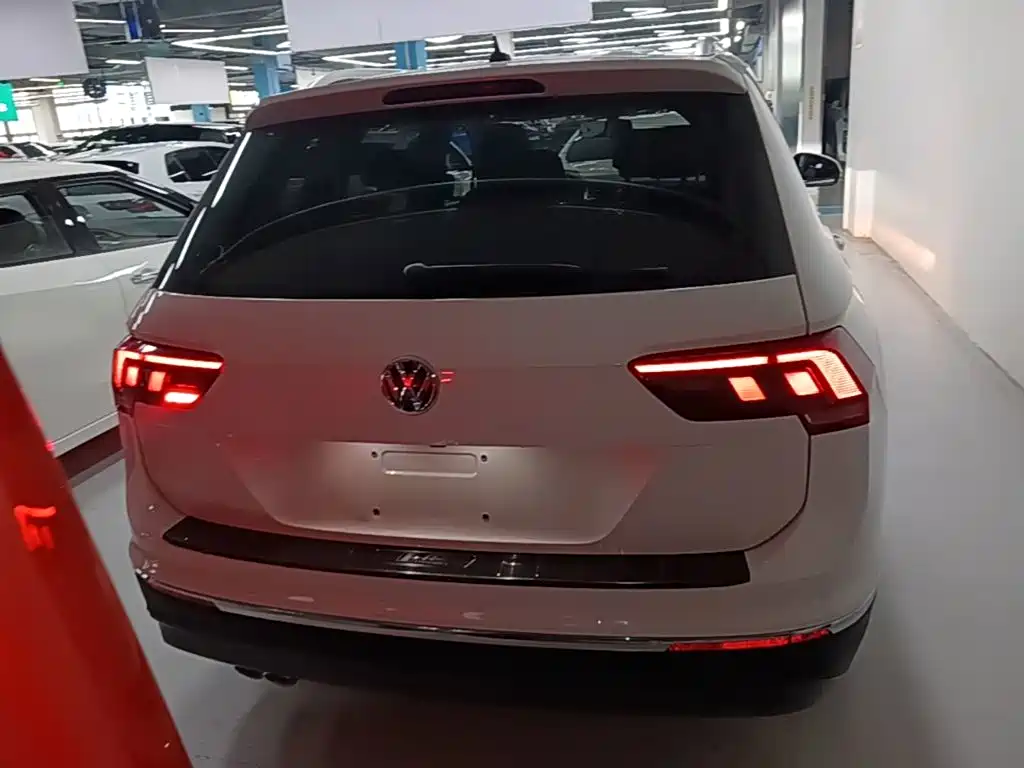 Volkswagen Tiguan L — фото 6