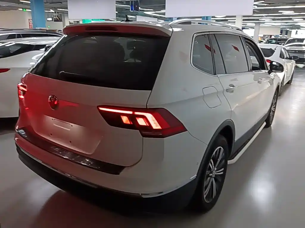 Volkswagen Tiguan L — фото 7