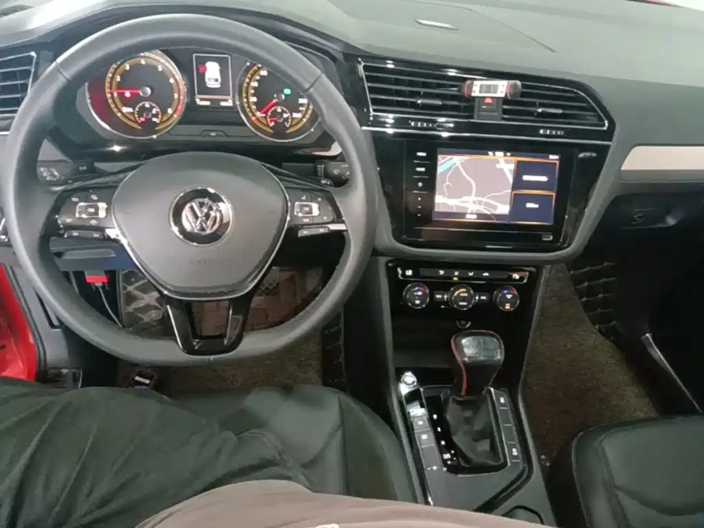 Volkswagen Tiguan L — фото 10