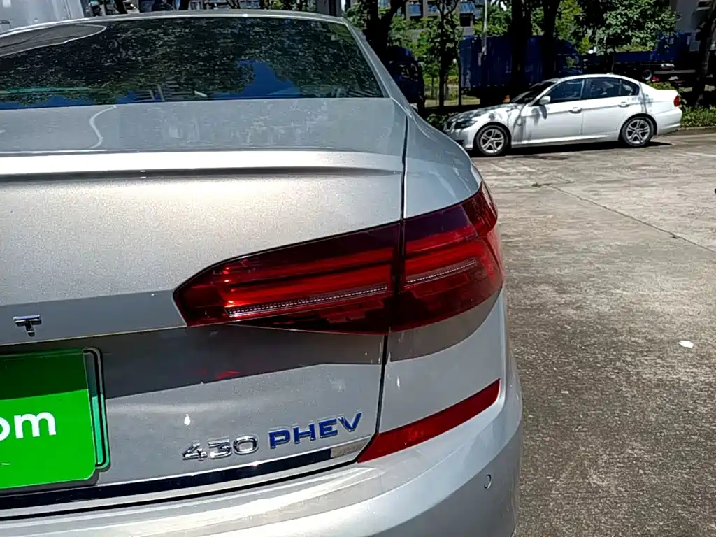 Volkswagen Passat PHEV — фото 24