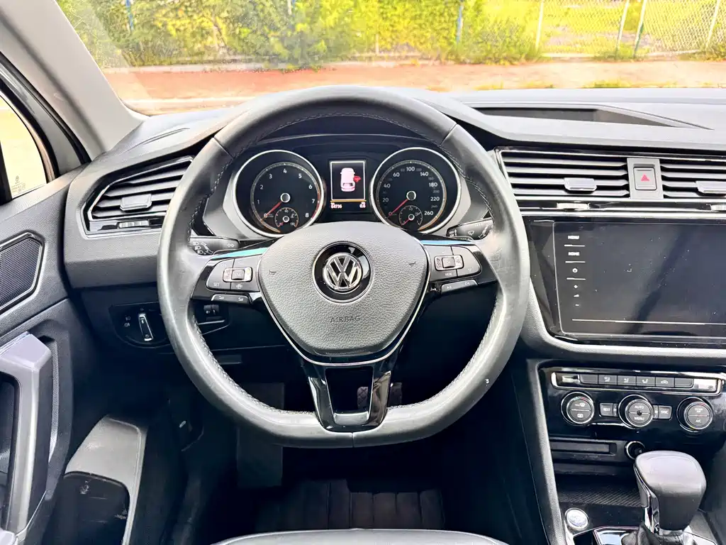 Volkswagen Tiguan L — фото 11